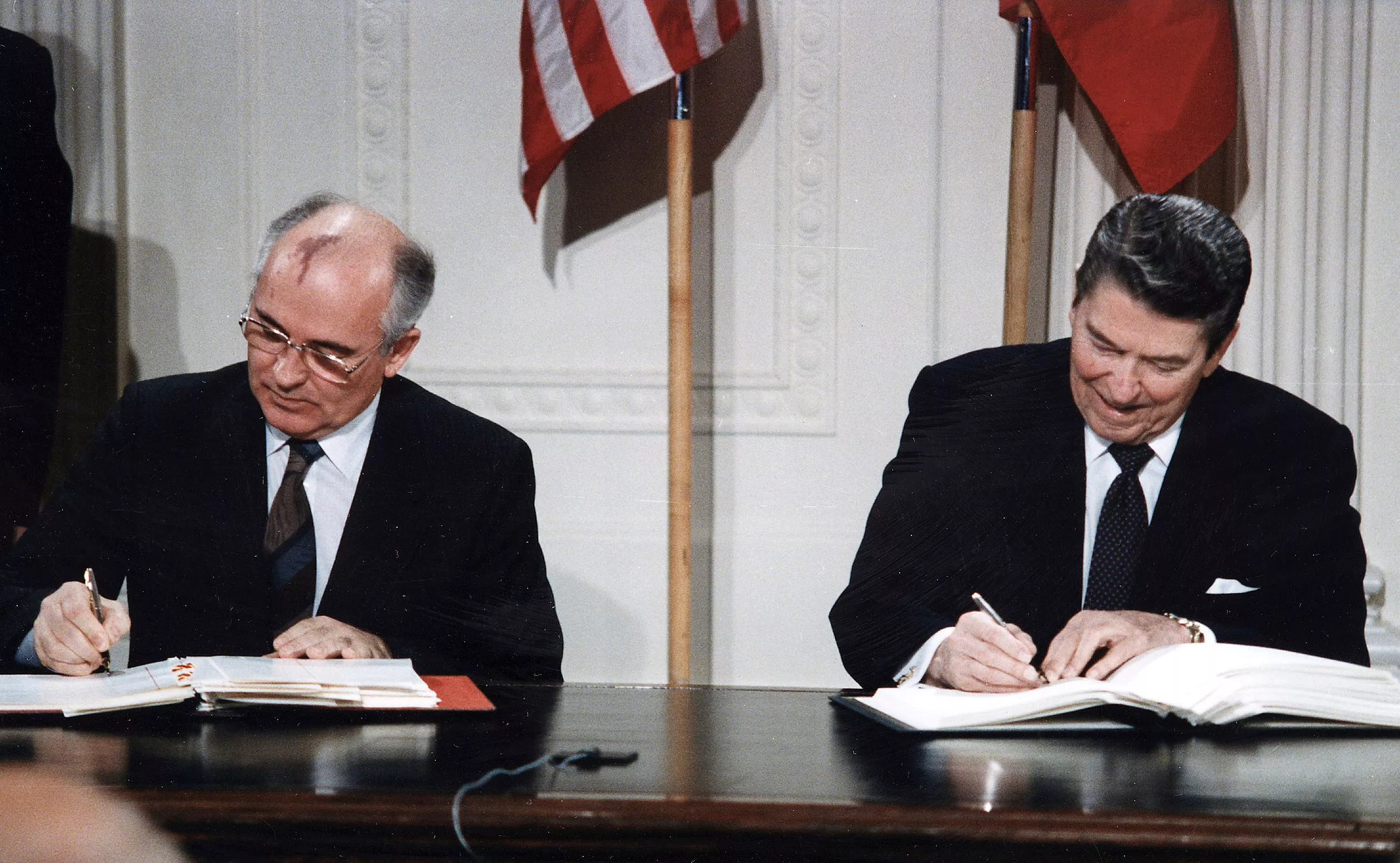 El primer senyal de desglaç va ser un tractat amb els EUA per eradicar míssils, el segon va ser la retirada de l’Exèrcit Roig de l’Afganistan i el replegament de tropes soviètiques de l’Europa oriental