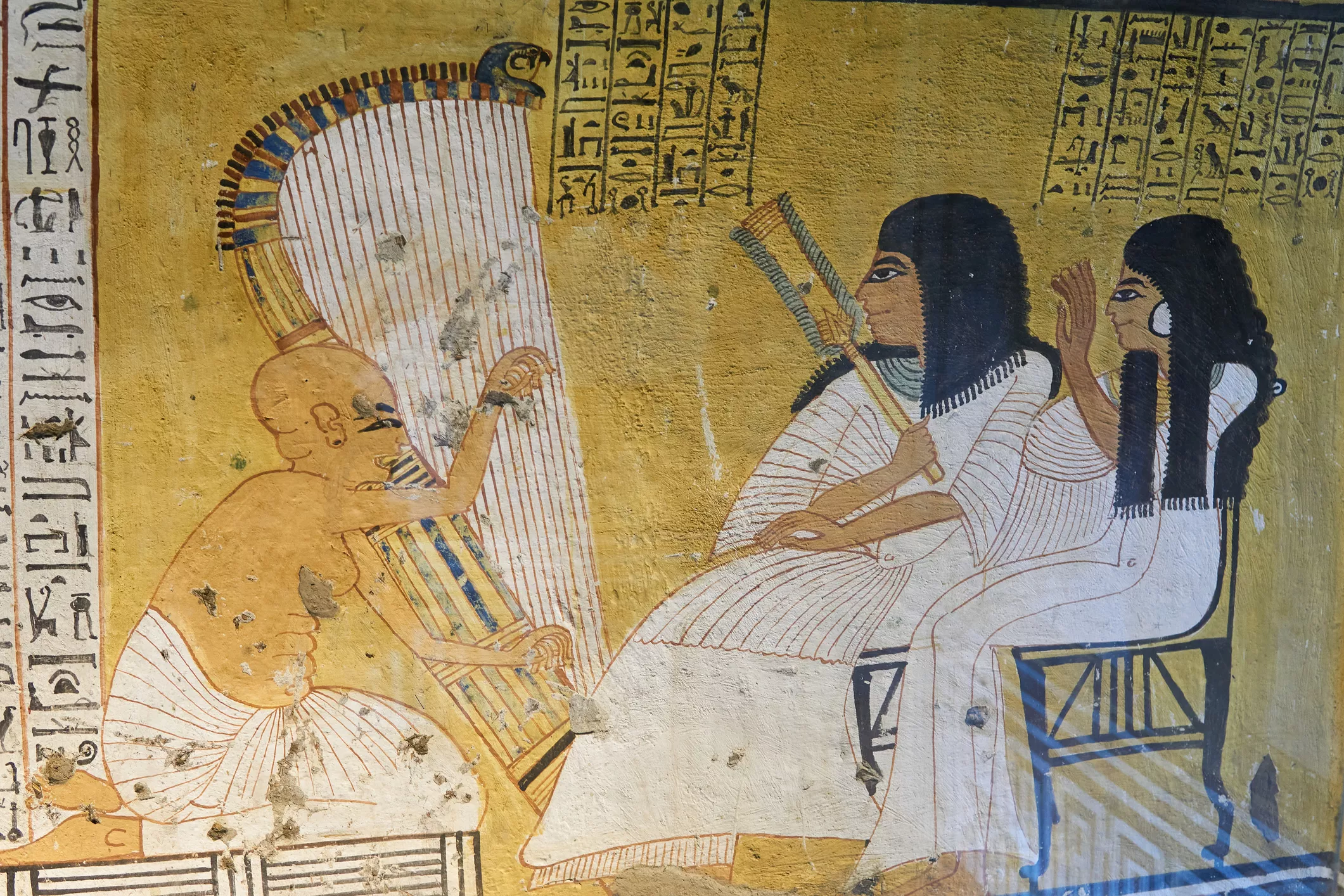 Arpista cec que toca per a Ankerkhe i la seva esposa a la seva tomba de la Vall dels Nobles, a Tebes