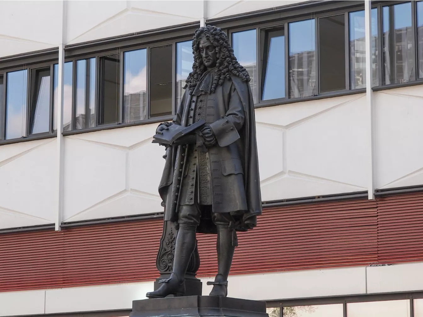 L'estatua de Gotfried Leibniz es troba a l'entrada del campus de la Universitat de Leipzig, la seva ciutat natal