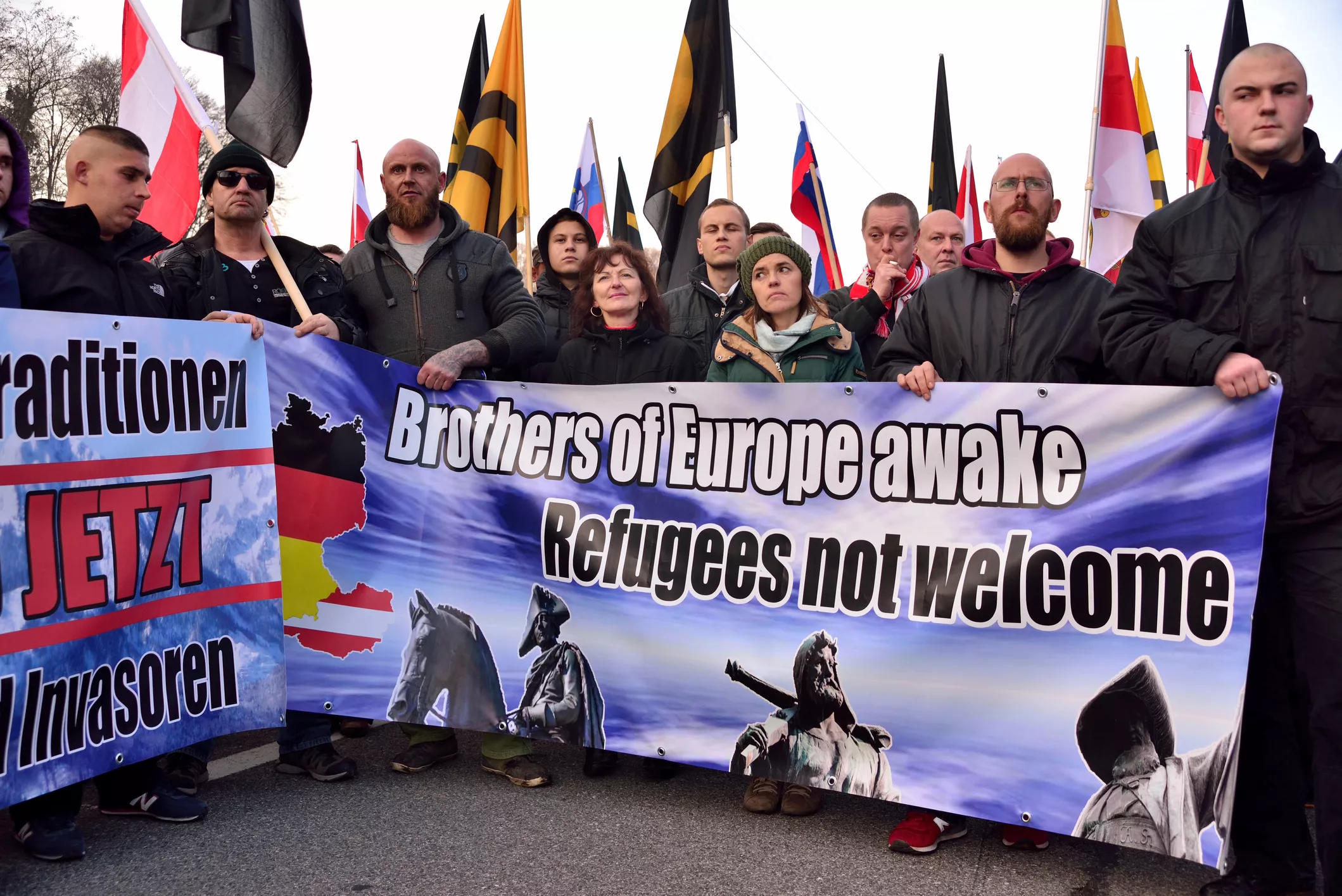 Membres del partit d’extrema dreta austríac Identitäre Bewegung Österreich es maifesten contra els refugiats el novembre del 2015