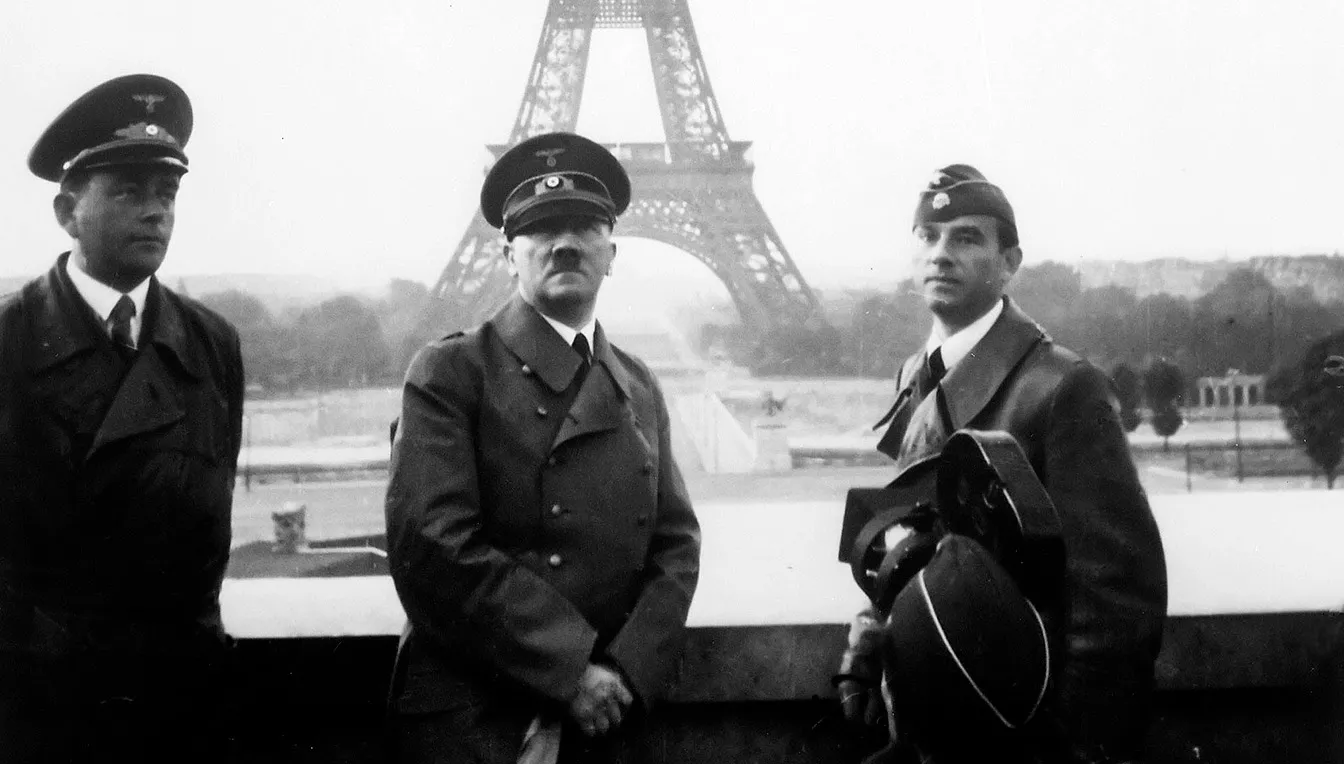 Adolf Hitler i els seus oficials a París poc després de la fulgurant caiguda de França. De res no van servir les defenses de la Línia Maginot