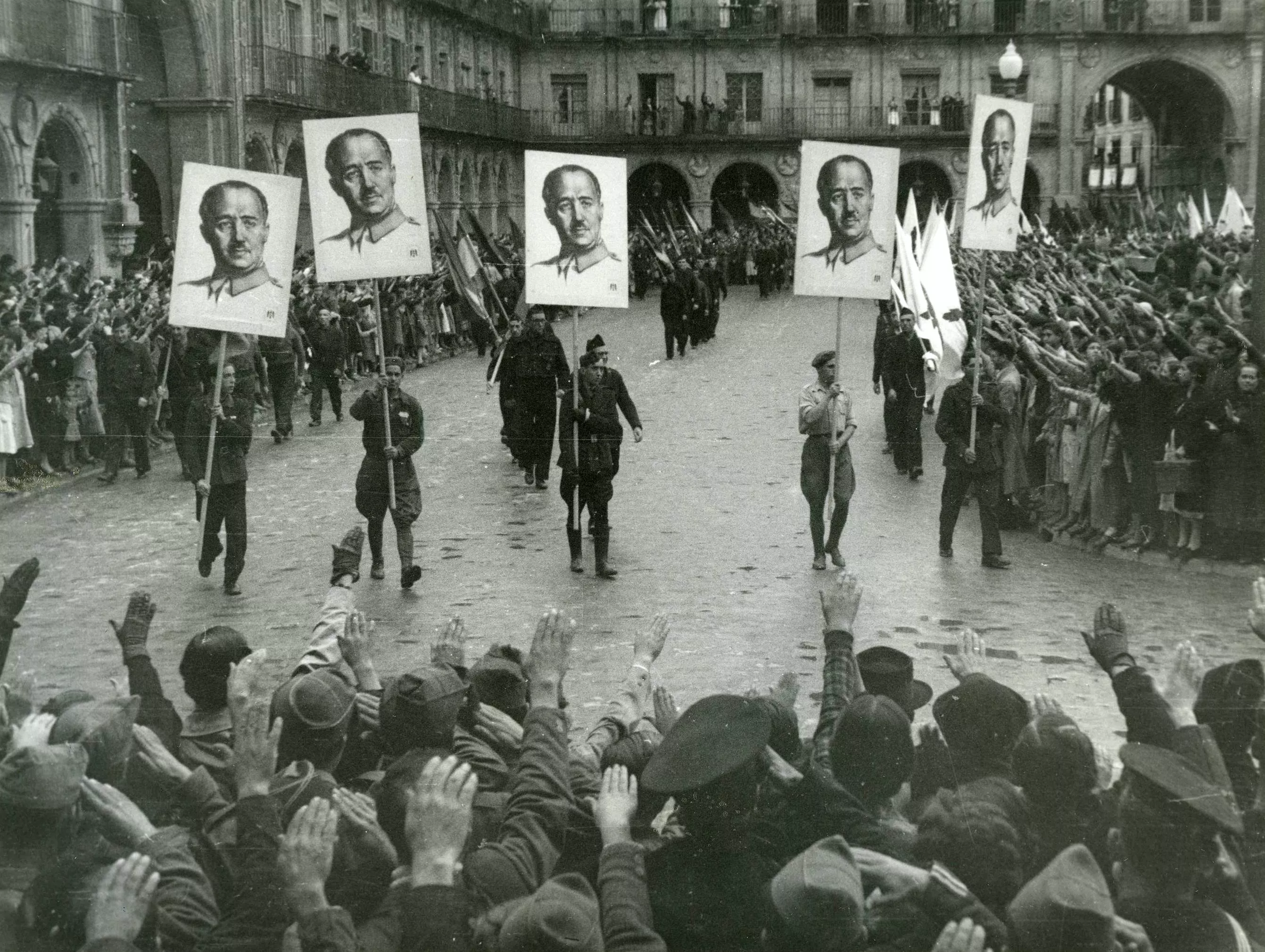 Manifestació a la Plaça Major de Salamanca per celebrar la caiguda de Gijón en mans dels nacionals l'any 1937