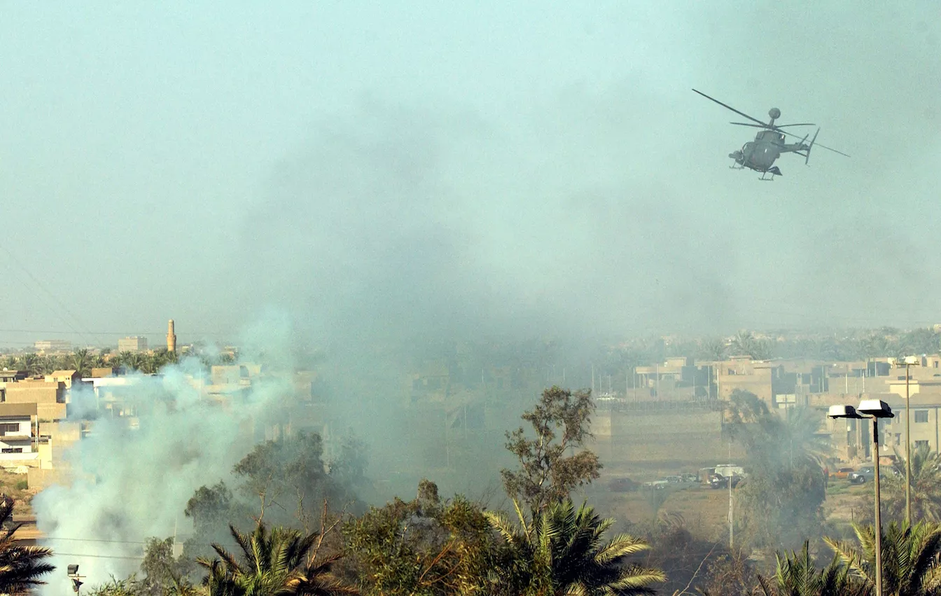 Un helicòpter vola per sobre de la seu destruïda de l'ONU, el 19 d'agost de 2003 a Bagdad, Iraq