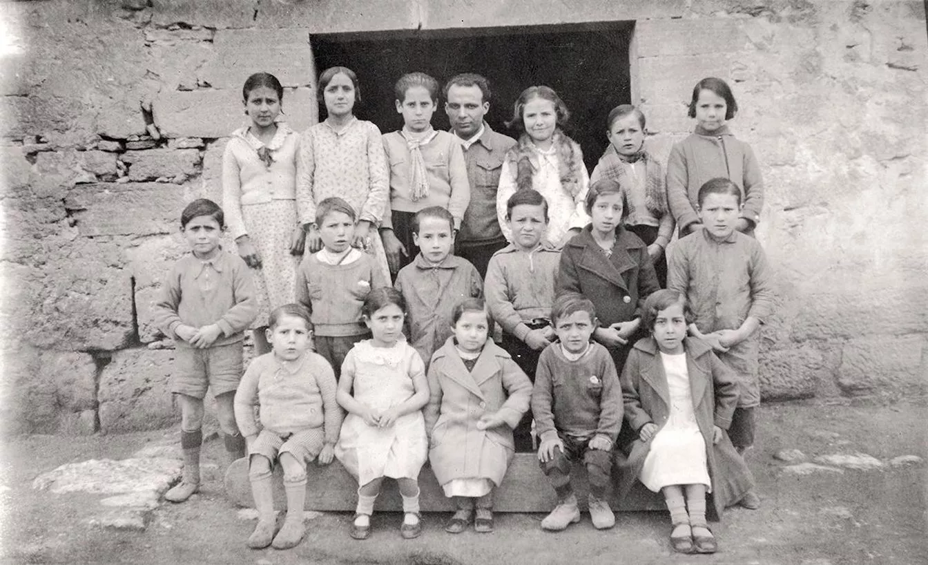 El mestre Antoni Benaiges amb els seus alumnes de l’escola de Bañuelos de Bureba els primers mesos del 1936
