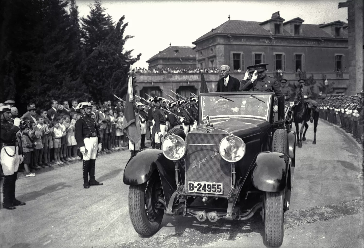Amb motiu del Dia de l’exèrcit de l’any 1933, Macià passa revista a les tropes a Barcelona