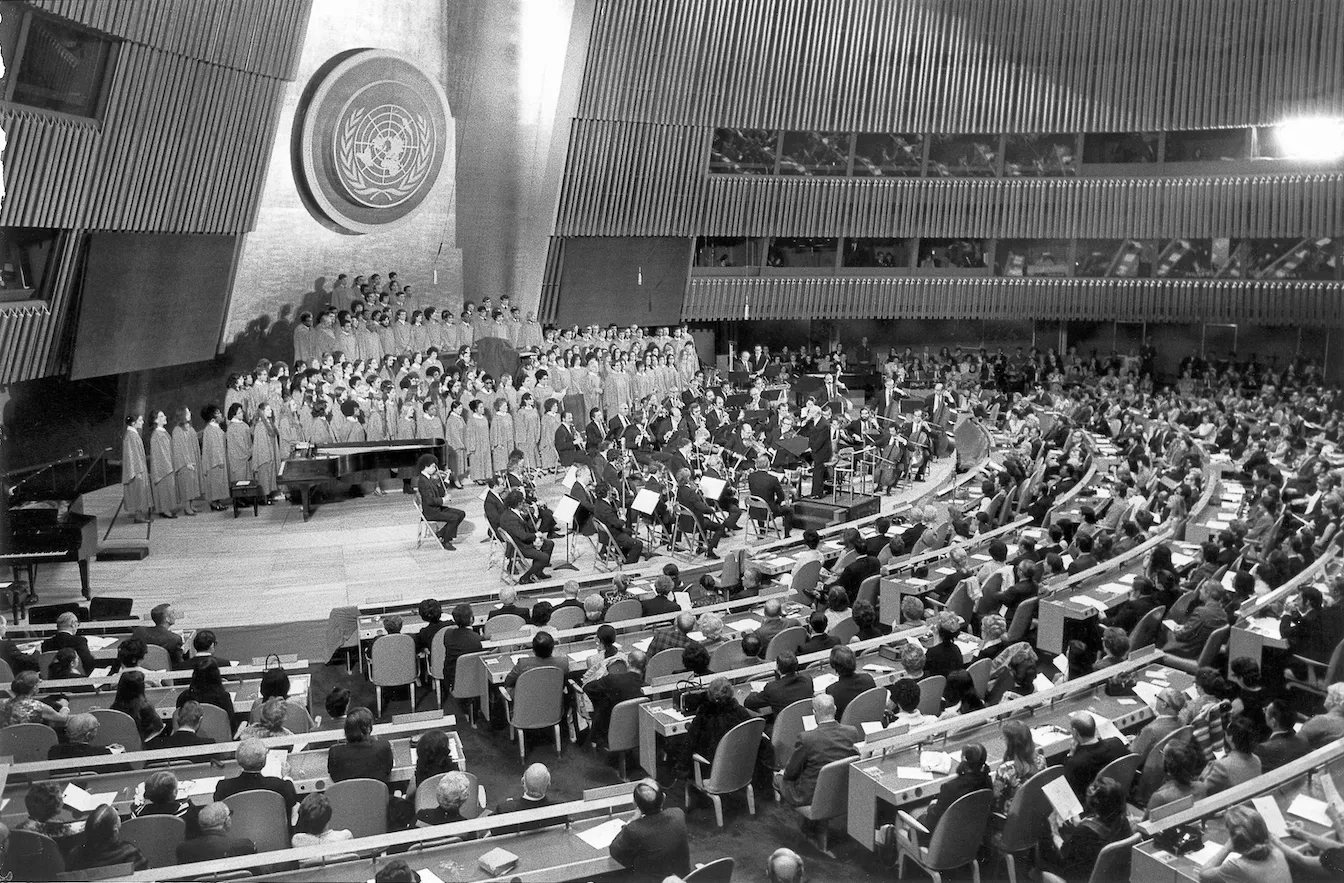 El 24 d’octubre del 1971, Casals va participar en el concert del Dia de les Nacions Unides estrenant l’himne que havia compost per a l’organització mundial. En acabar, el secretari general de l’ONU, li va lliurar la medalla de la Pau