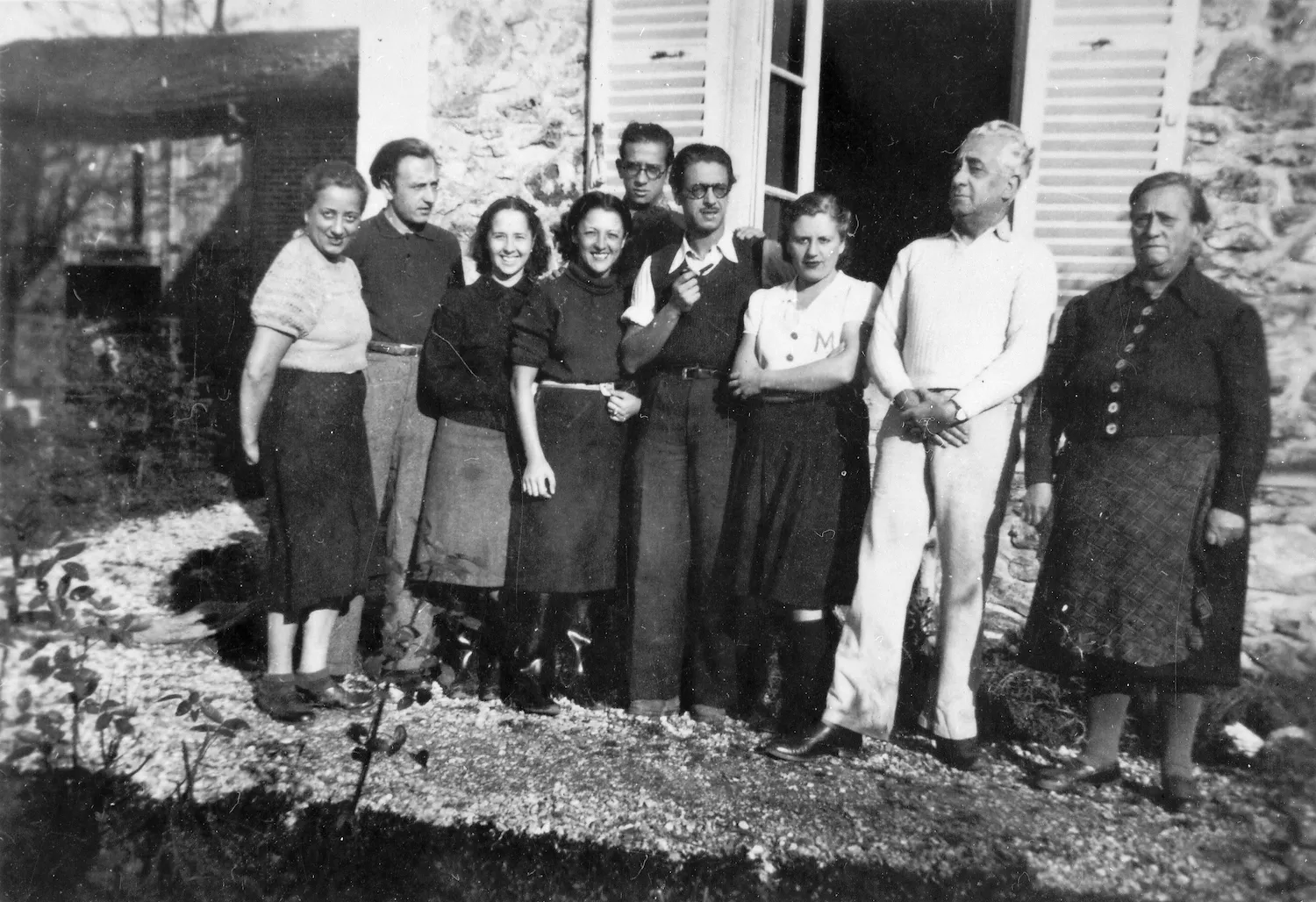 A la casa Villa rosset, el 1939: Rodoreda amb els també exiliats Agustí Bartra, Anna Romaní, Anna Murià, Mercè i Amàlia Casals, Jordi Murià i Armand Obiols