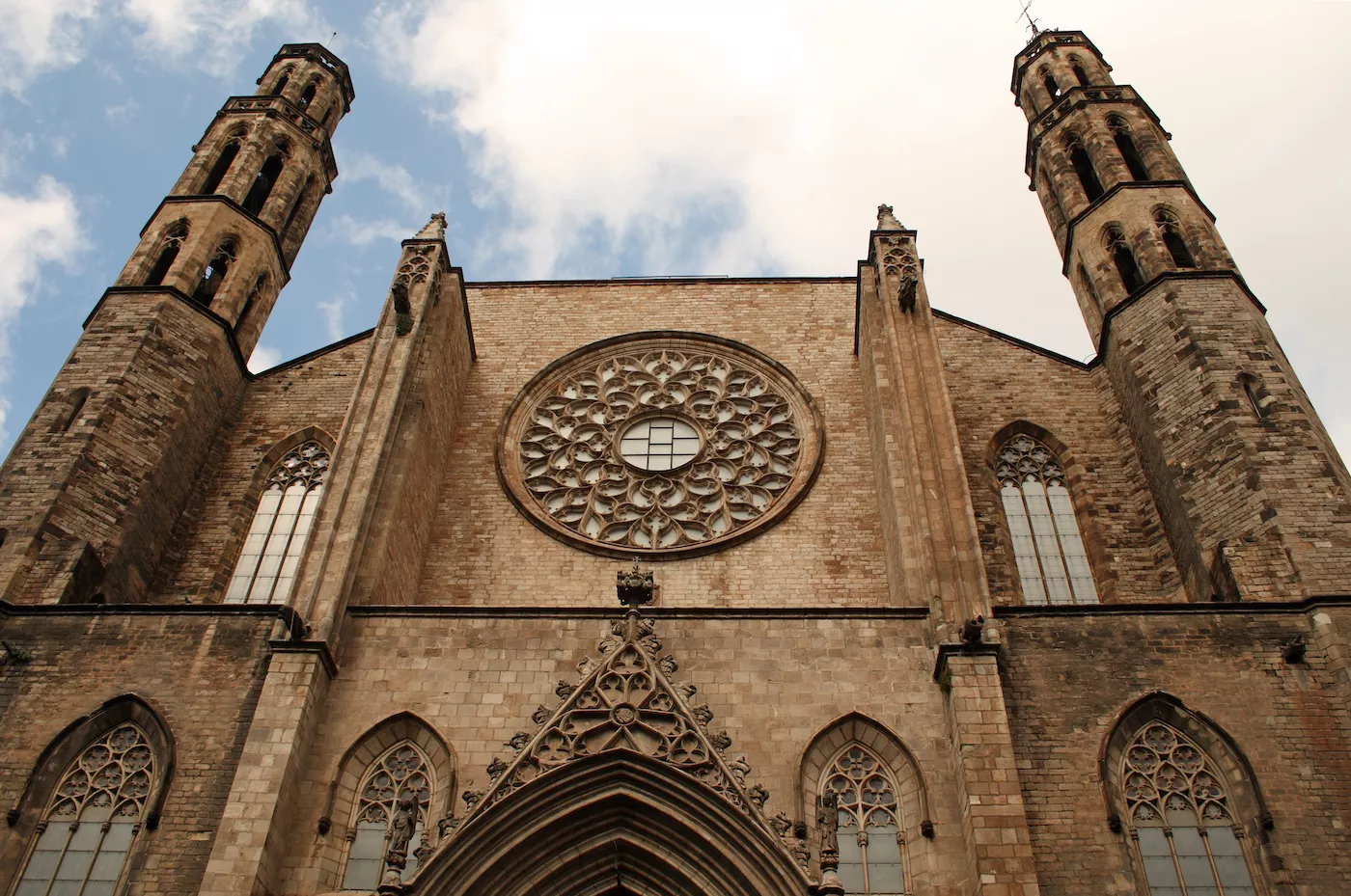 Façana de l’església de Santa Maria del Mar, construïda com a mostra del poder econòmic dels habitants del barri, en un temps rècord (entre el 1329 i el 1383). En deien ‘la catedral del poble’ perquè era la parròquia dels armadors, mercaders i pescadors