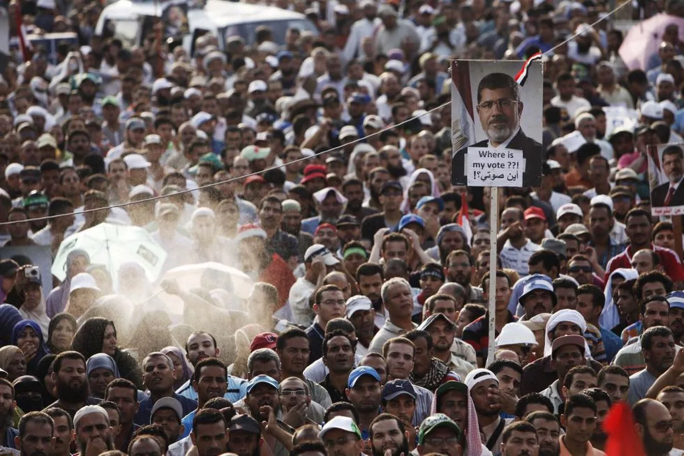 Centenars de persones es congregan a l'exterior de la mesquita de Rabaa en una mostra de suport al presidentMursi