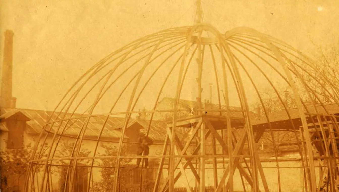 Fabricació de la cúpula de l’Observatori Fabra als tallers de R. Mailhat a París, l’any 1902
