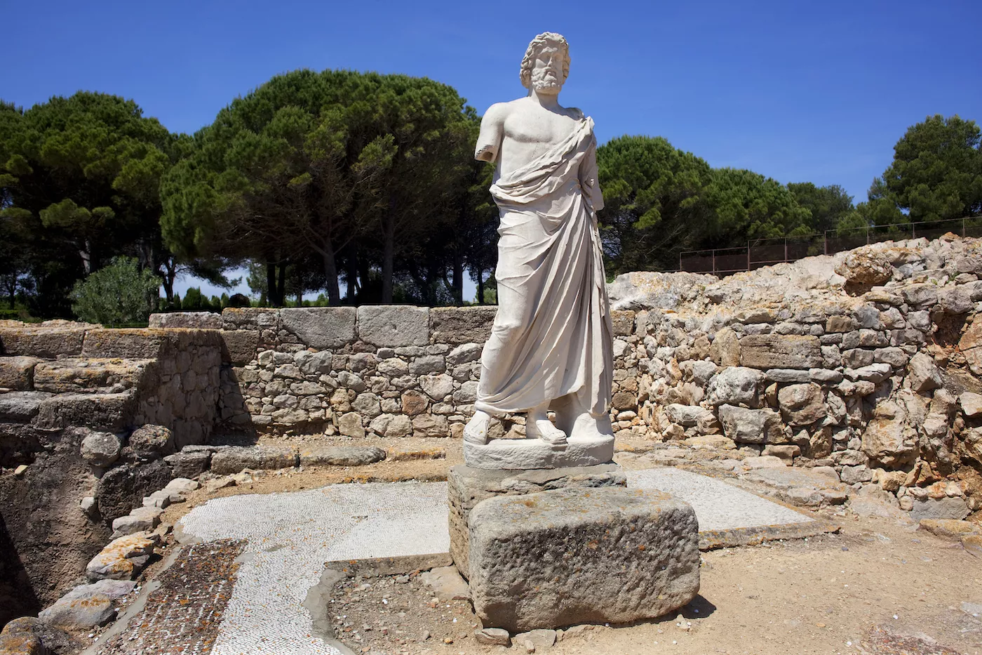 A l’entrada del jaciment hi ha una rèplica de l’escultura d’Asclepi, l’original de la qual es troba dins del museu. L’estàtua es va trobar el 1909 i representa el déu grec de la medicina