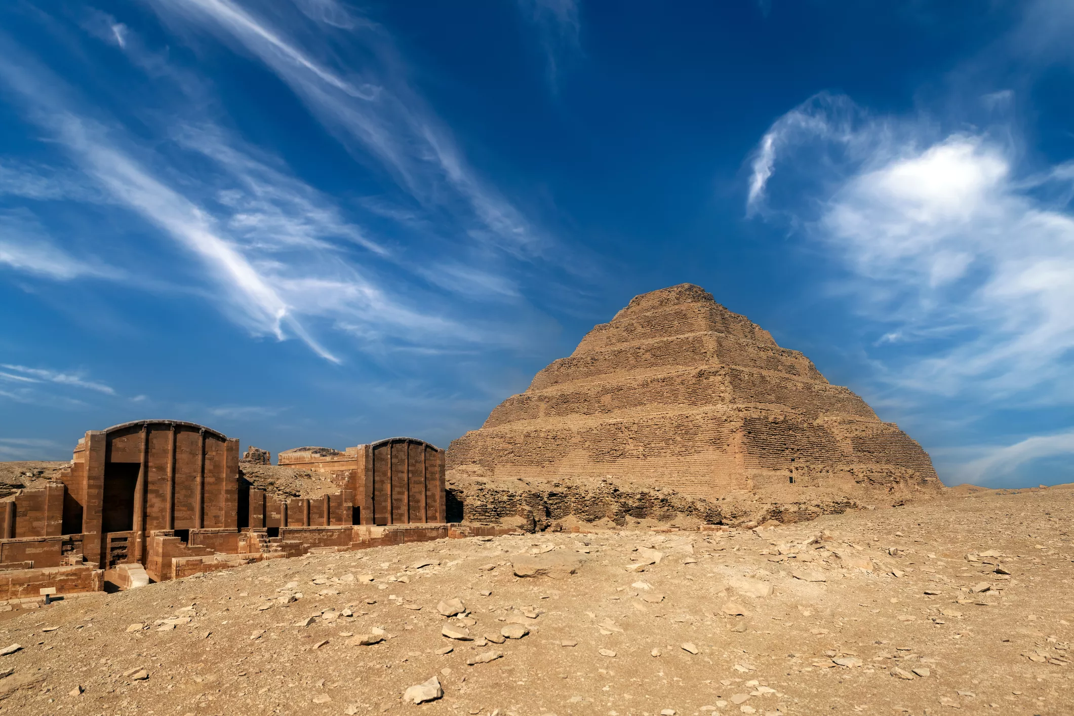 La piràmide escalonada de Djoser, a Saqqarà, és considerada la iniciadora de l’arquitectura funerària piramidal i la predecessora de les grans piràmides de Gizeh
