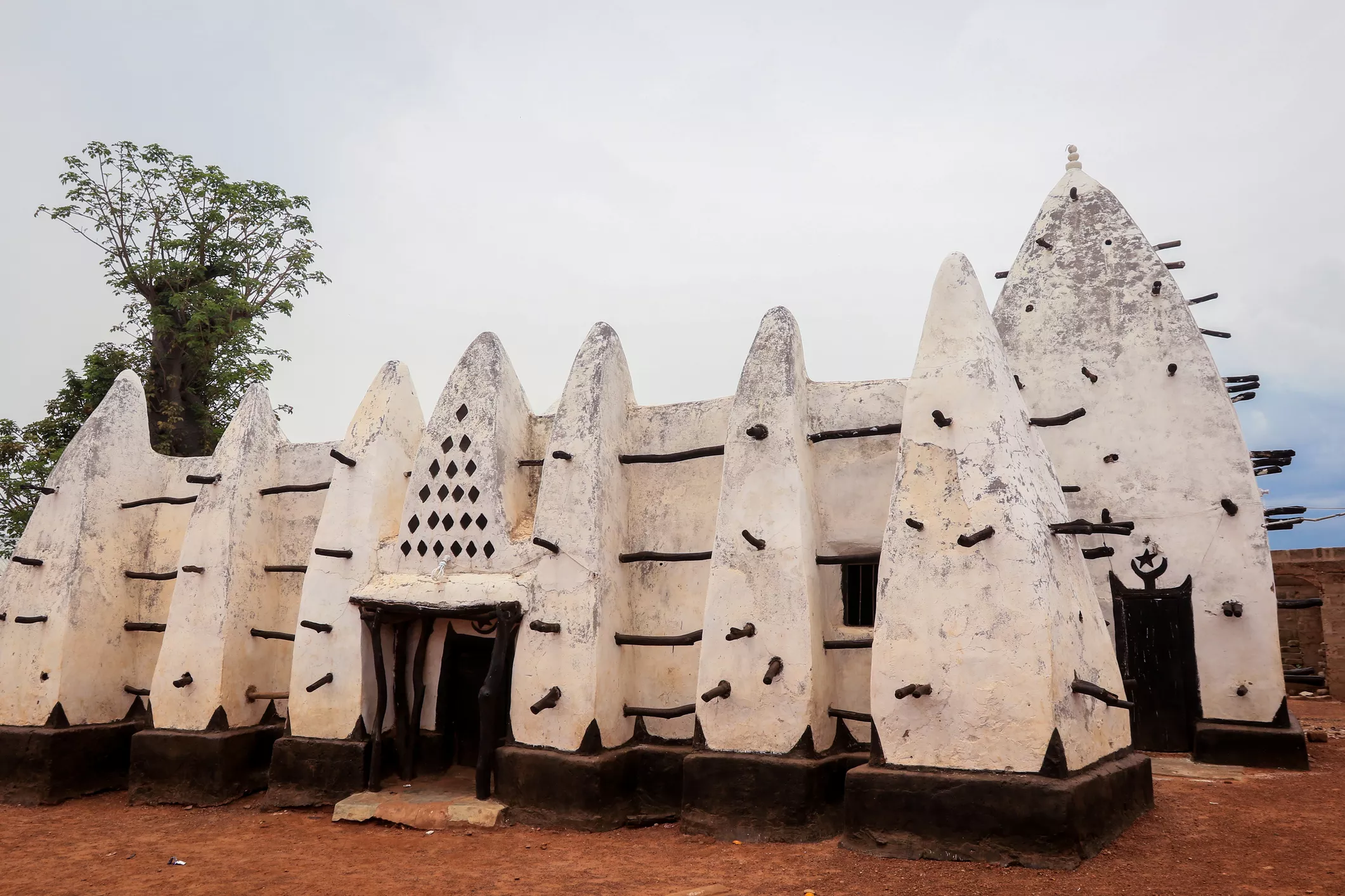 La convivència entre les tradicions africanes i l’islam es va mantenir, com mostra la mesquita de Larabanga, a Ghana