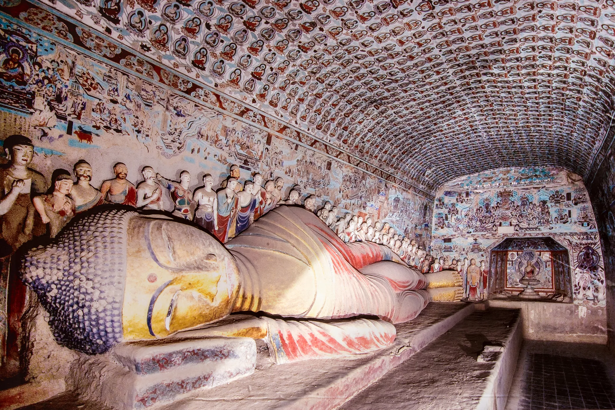 Aquesta estàtua d’estuc, d’època Tang, fa 14 metres de llarg. La cambra està dedicada al 'Mahaparinirvana' del buda, un dels moments clau del seu procés espiritual