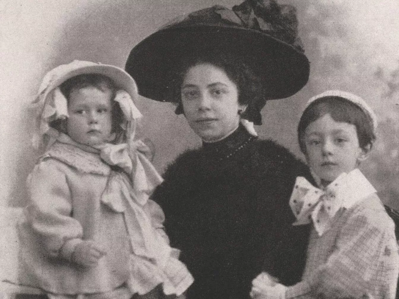 L’escriptora Maria Pi amb els seus dos fills, Jaume i Irene, en braços