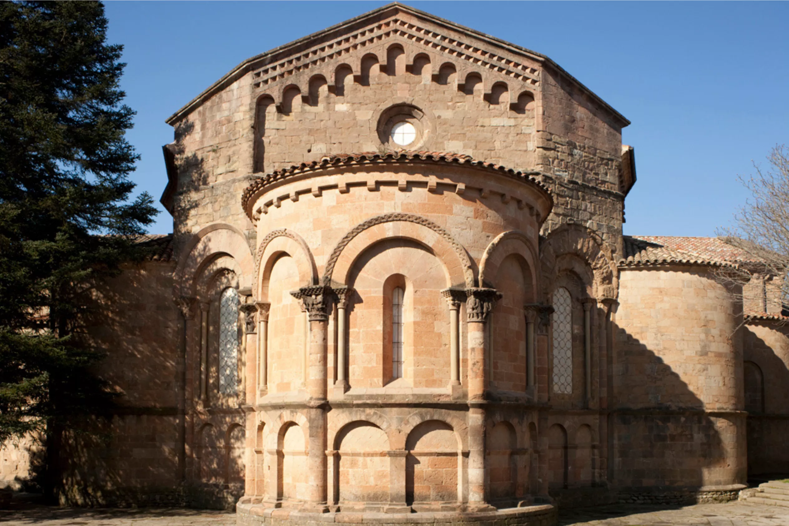 Guinedilda i el seu marit Guifré van fundar el monestir de Sant Joan de les Abadesses (a la imatge)