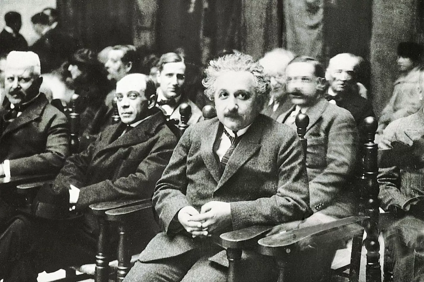 Einstein en un acte a l’Escola Industrial de Barcelona, assegut al costat de Pere Mías i Codina, conseller d’Agricultura i Serveis Forestals de la Mancomunitat de Catalunya