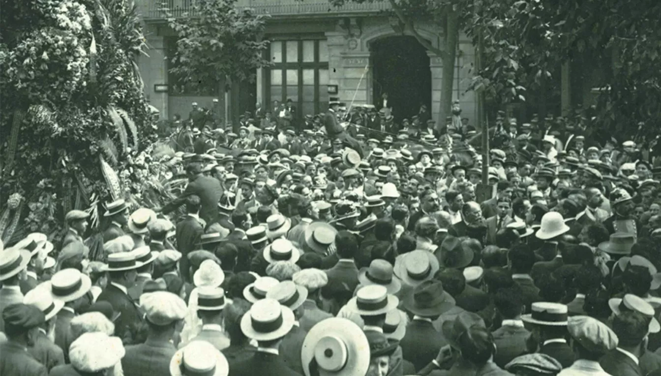 Celebració de la Diada del 1914 davant el monument a Rafael Casanova a la Ronda de Sant Pere de Barcelona