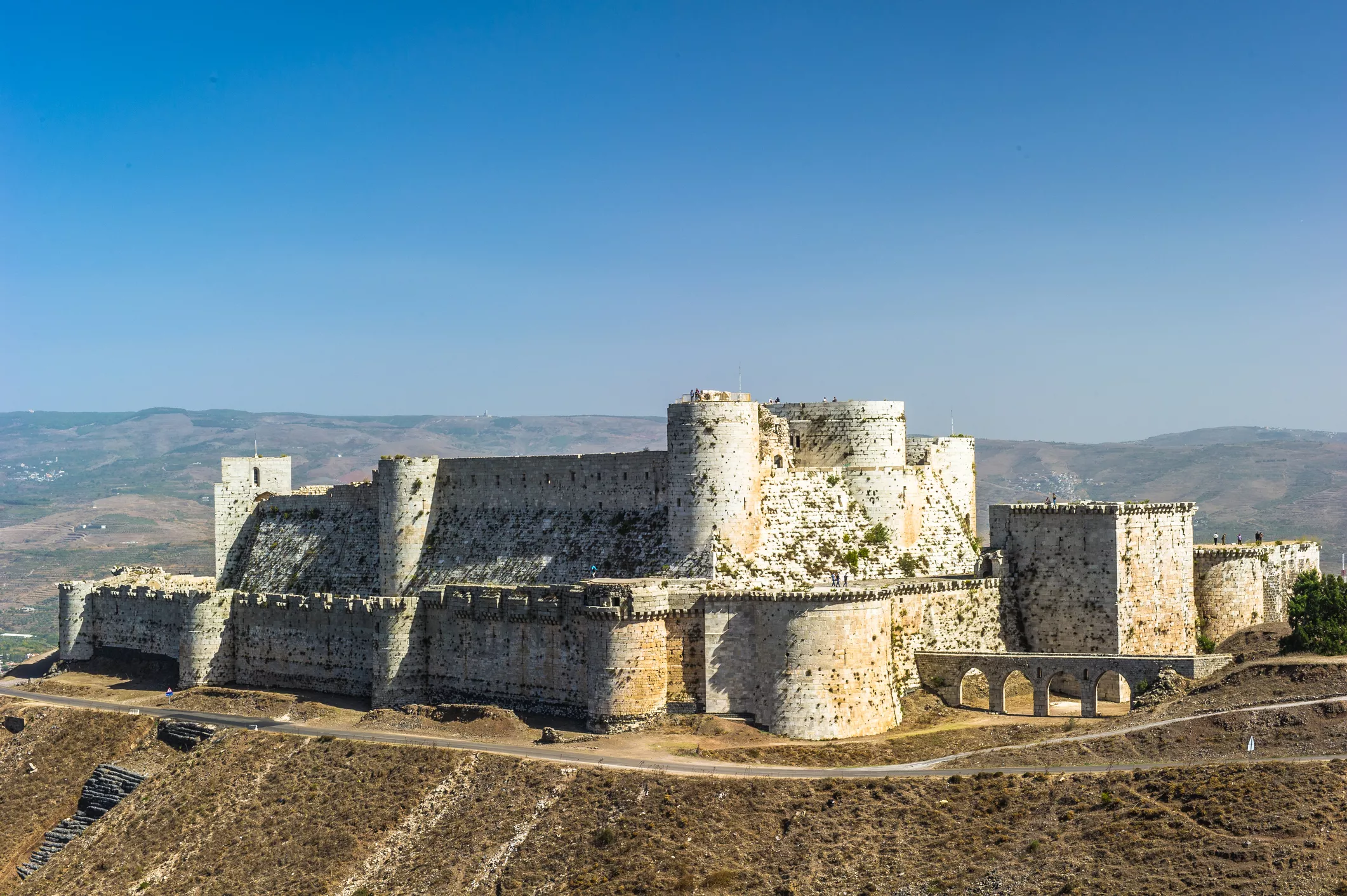 La fortalesa el Krak dels Cavallers, amb la gran torre quadrada bastida pels mamelucs i l’aqüeducte