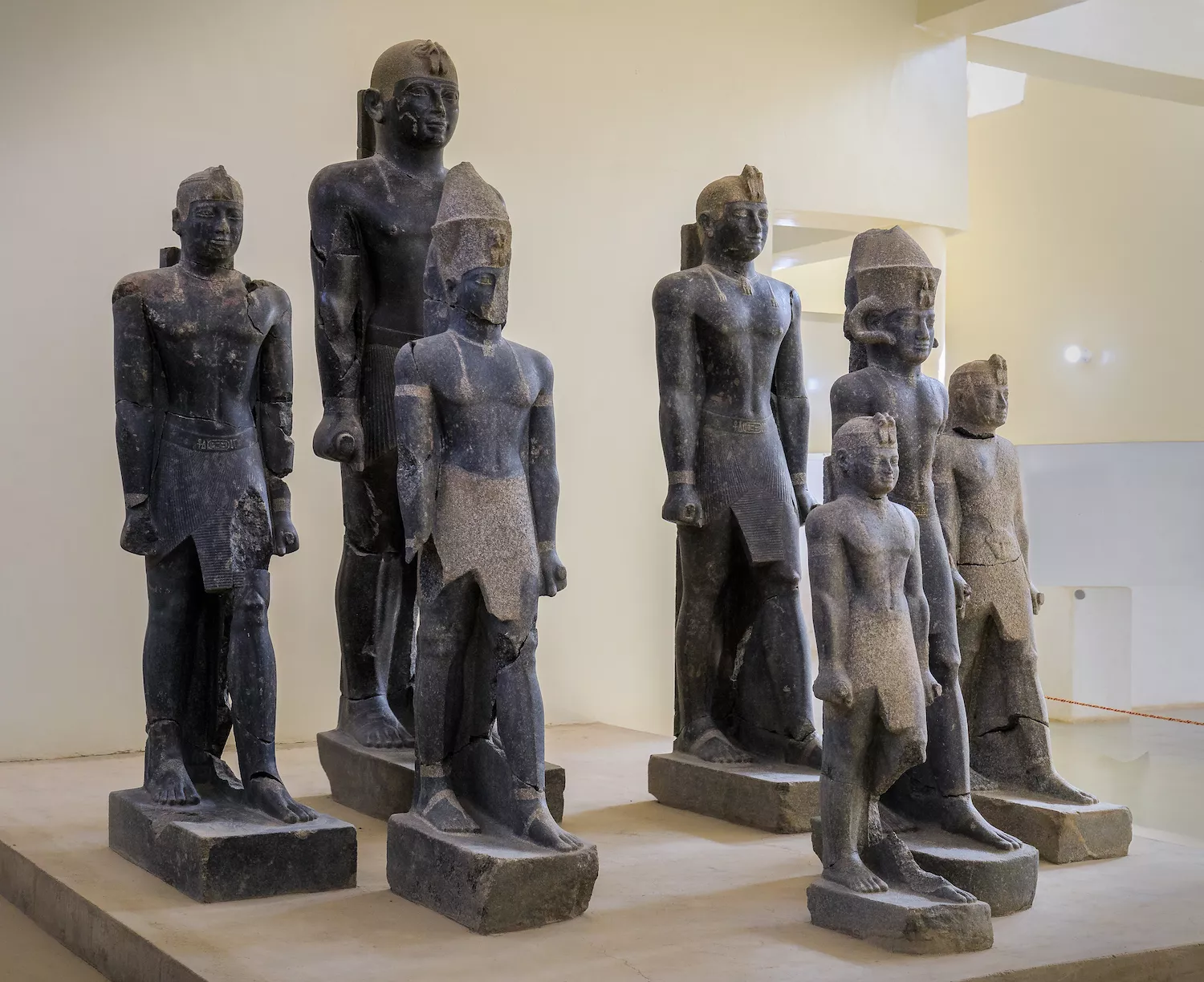 Estàtues de faraons i reis egipcis negres exhibides al museu del jaciment arqueològic de Kerma, al Sudan
