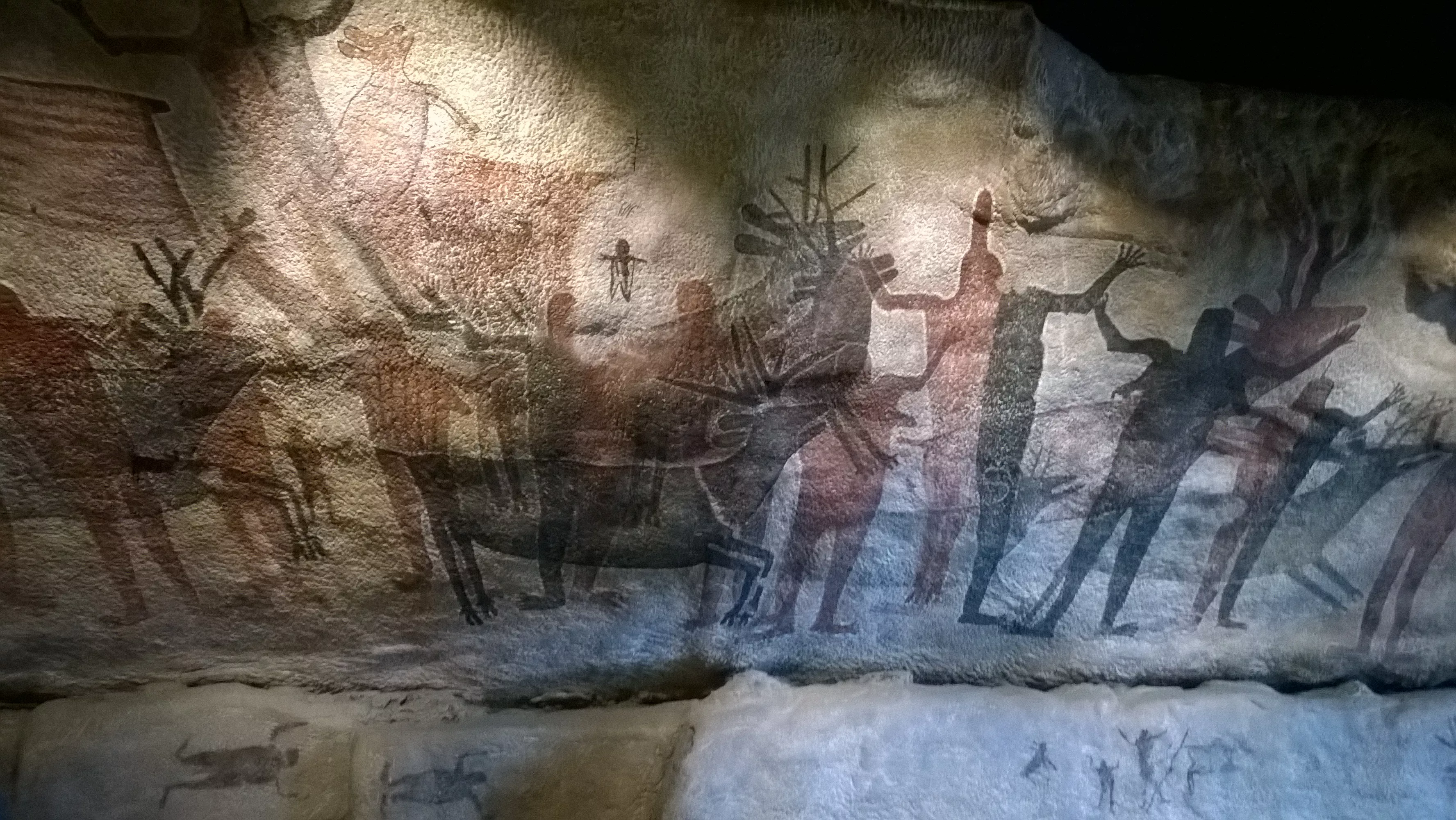 Aquesta gegantina composició de figures humanes i cérvols es troba al sector IX de la Cueva Pintada, a la Baixa Califòrnia