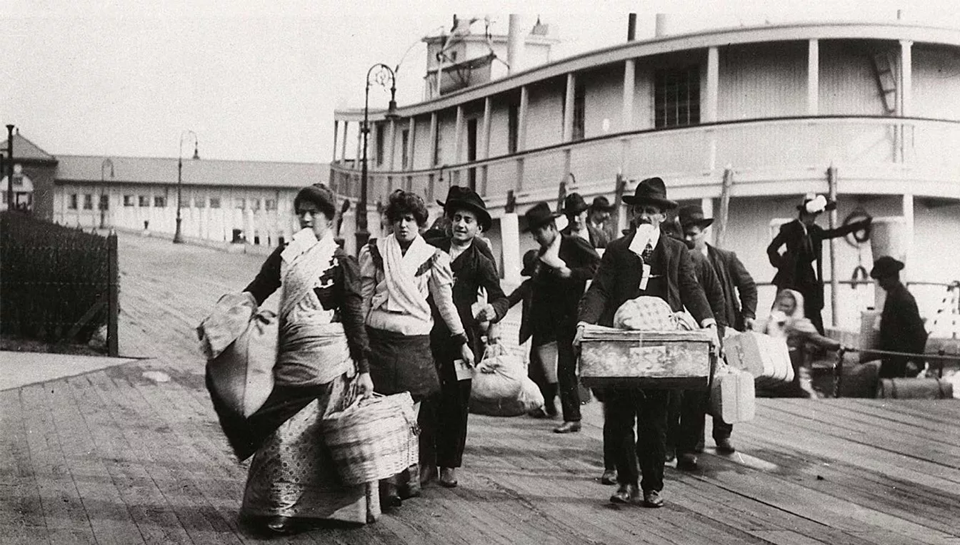 Immigrants arribant a Ellis Island, Nova York, cap a l’any 1900. En aquest centre d’inspecció era on esperaven que se’ls concedís el visat d’entrada al país