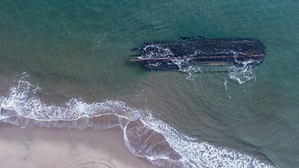 Els temporals han arrossegat les restes d'un vaixell naufragat fins a les platges de l'illa de Terranova