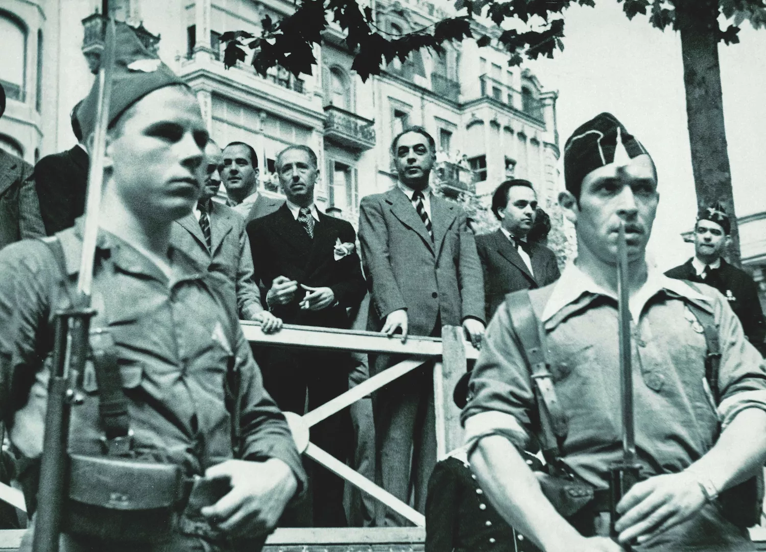Companys, amb Joan Casanovas (al mig) i Ventura Gassol, en els actes de l’11 de setembre del 1936. Darrere Companys apareix Josep Tarradellas