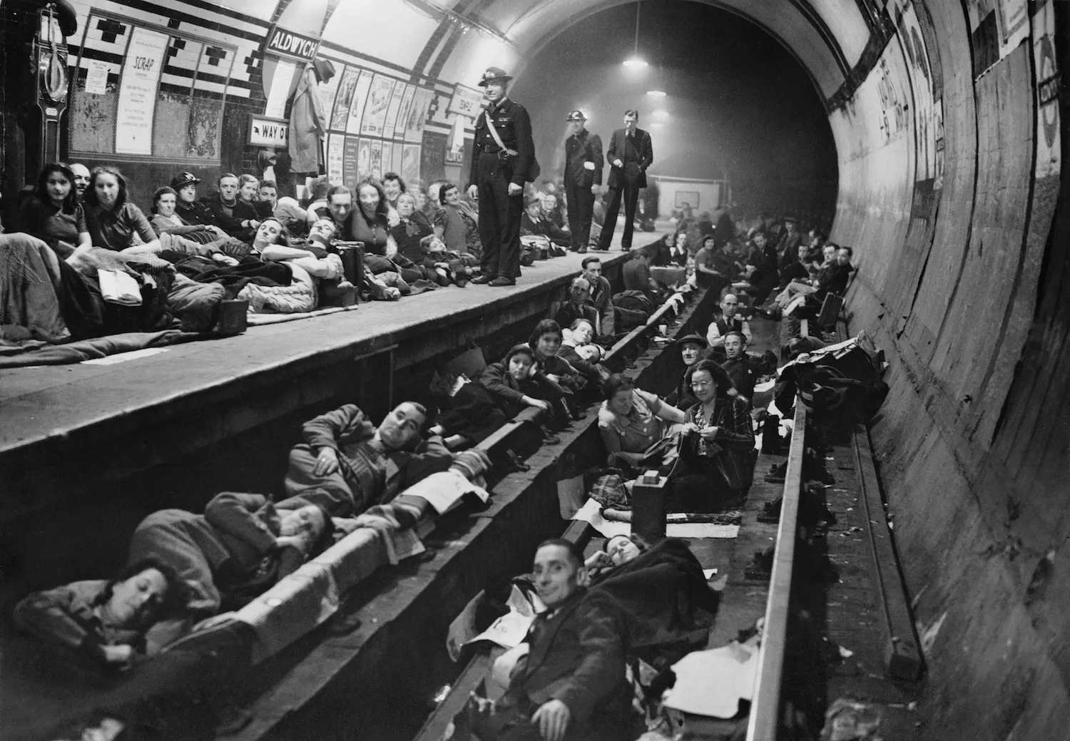 Ciutadans londinencs es refugien al metro de Londres durant els bombardejos nazis