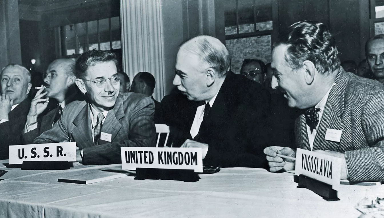 Keynes (al centre) va representar el Regne Unit als acords de Bretton Woods, i va tenir un gran protagonisme en la creació de l’FMI