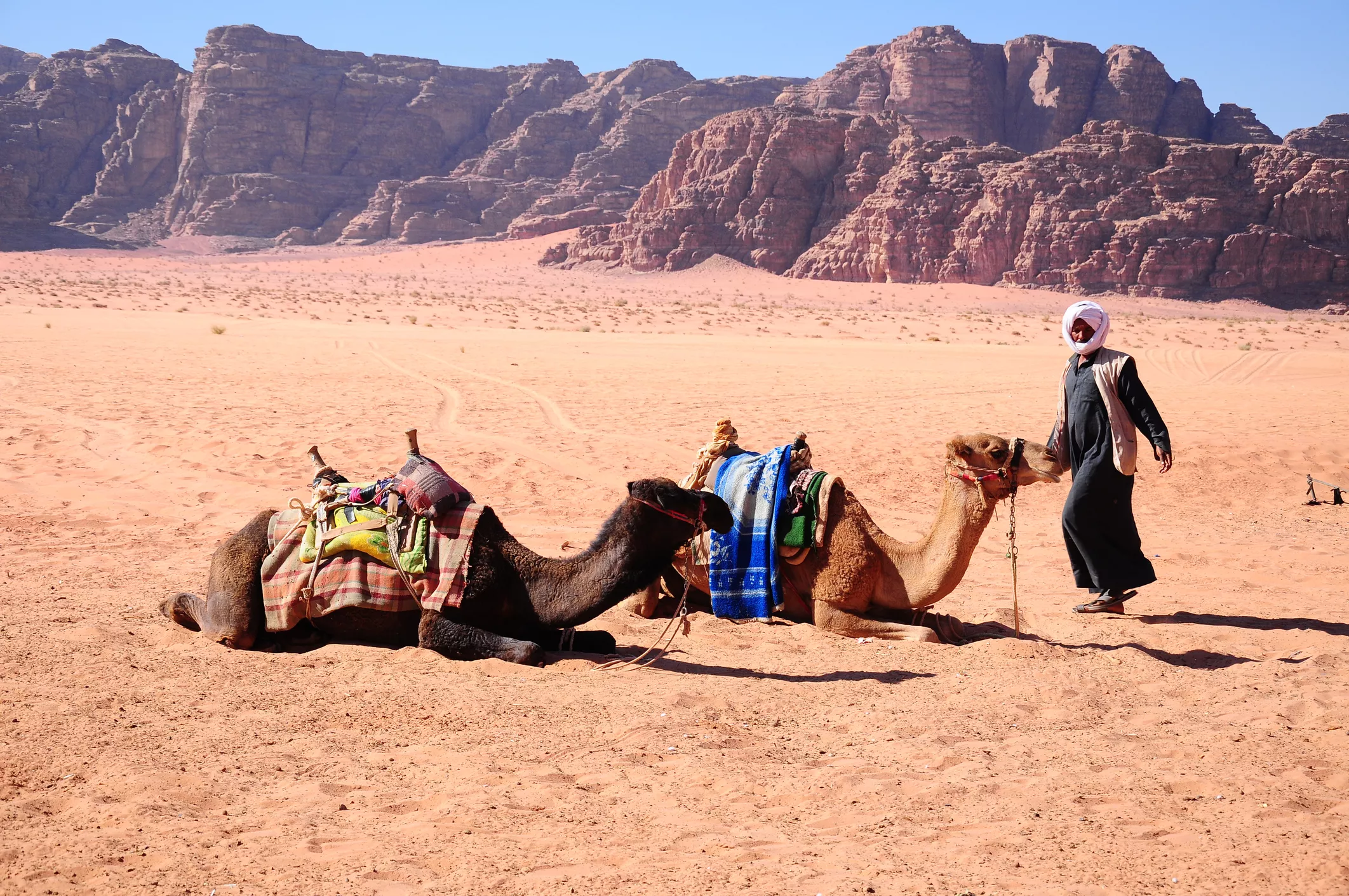 Les tribus nòmades del Sàhara oferien protecció militar i camells a les caravanes comercials de les tribus sedentàries que anaven des de Mali fins al Marroc