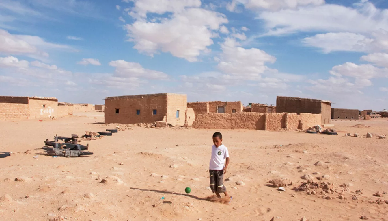 Amb el temps, els sahrauís han anat construint cases d’adob al voltant de les haimes. La ferralla serveix per indicar als cotxes per on han de passar de nit