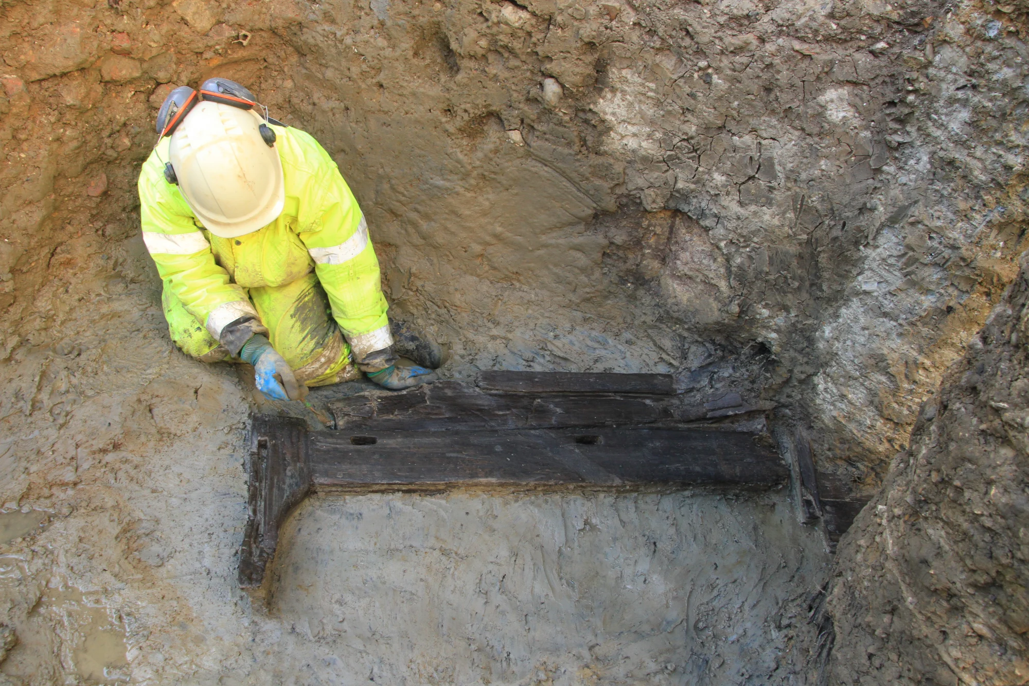 Un equip d'arqueòlegs ha localitzat un llit funerari de 2.000 anys d'antiguitat al subsol de Londres