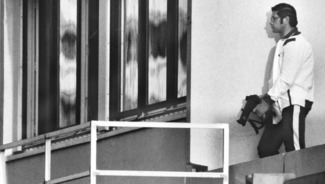 Un policia armat i amb un xandall d’atleta s’acosta a l’habitació dels ostatges dels Jocs Olímpics de Munic de 1972