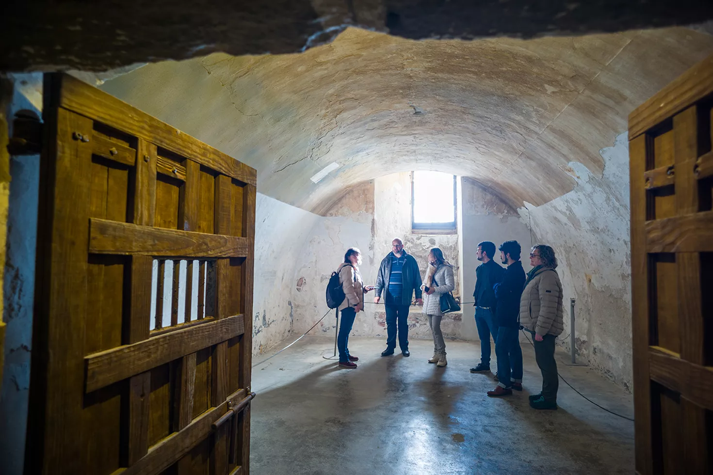 Els calabossos del castell de Montjuïc estan formats per cinc cel·les, a cadascuna de les quals hi havia una vintena de reclusos
