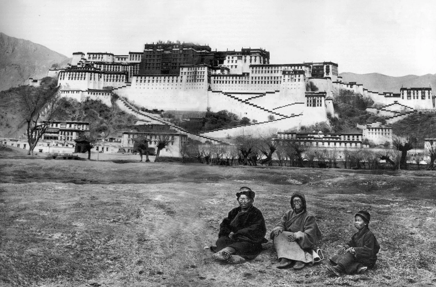 Alexandra David-Néel, amb la cara pintada amb tinta per passar desapercebuda, i el seu guia van ser fotografiats davant del palau de Lhasa el 1924