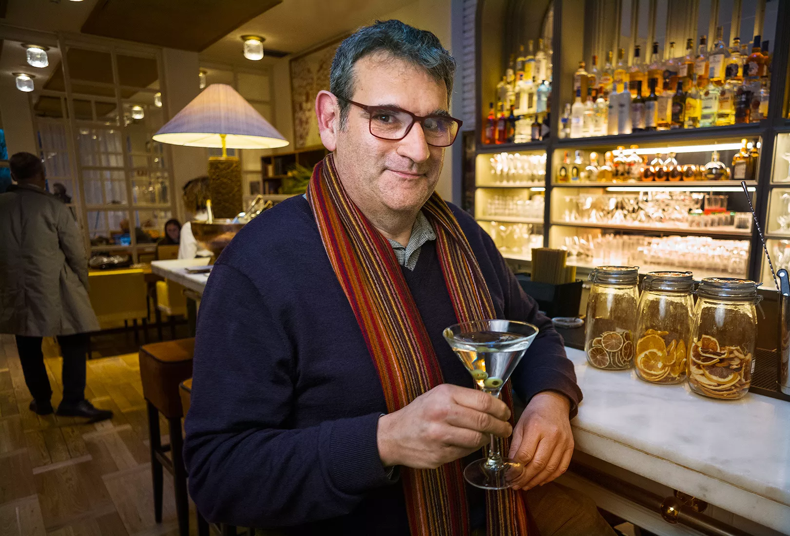 Jordi Puntí al bar de l’hotel Pulitzer, al carrer Bergara de Barcelona