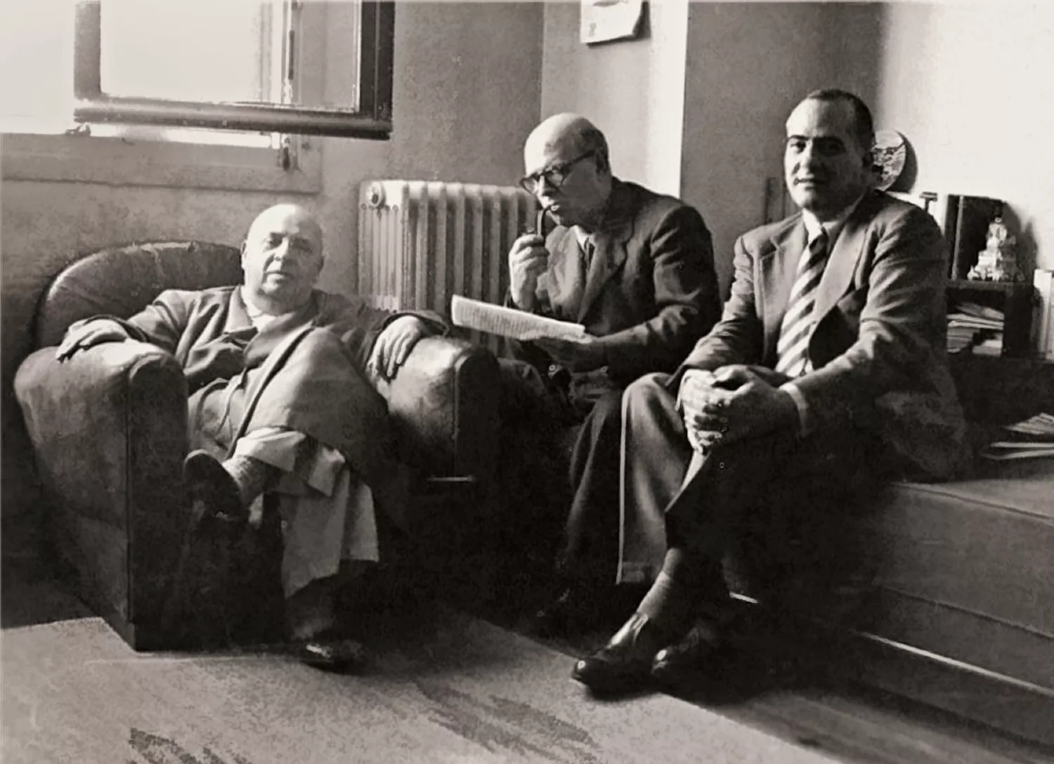 D’esquerra a dreta, l’exministre Indalecio Prieto, Pau Casals i Josep Tarradellas, en una reunió a Saint Jean de Luz l’any 1956