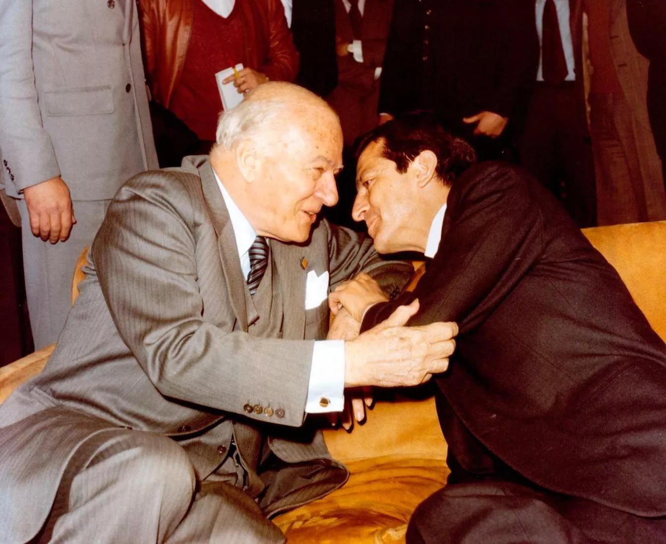 El 23 d'octubre de 1977, Josep Tarradellas va tornar a Catalunya. A la foto, els dos polítics es donen la mà