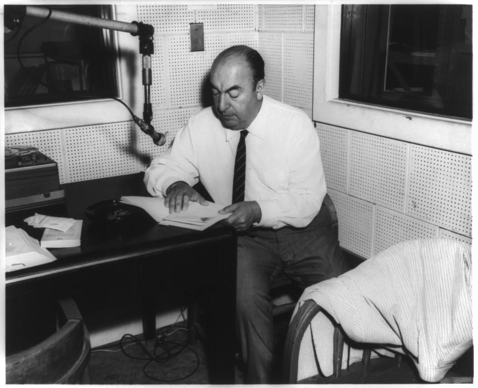 Pablo Neruda, a l'estudi de la Biblioteca del Congreso, el 1966