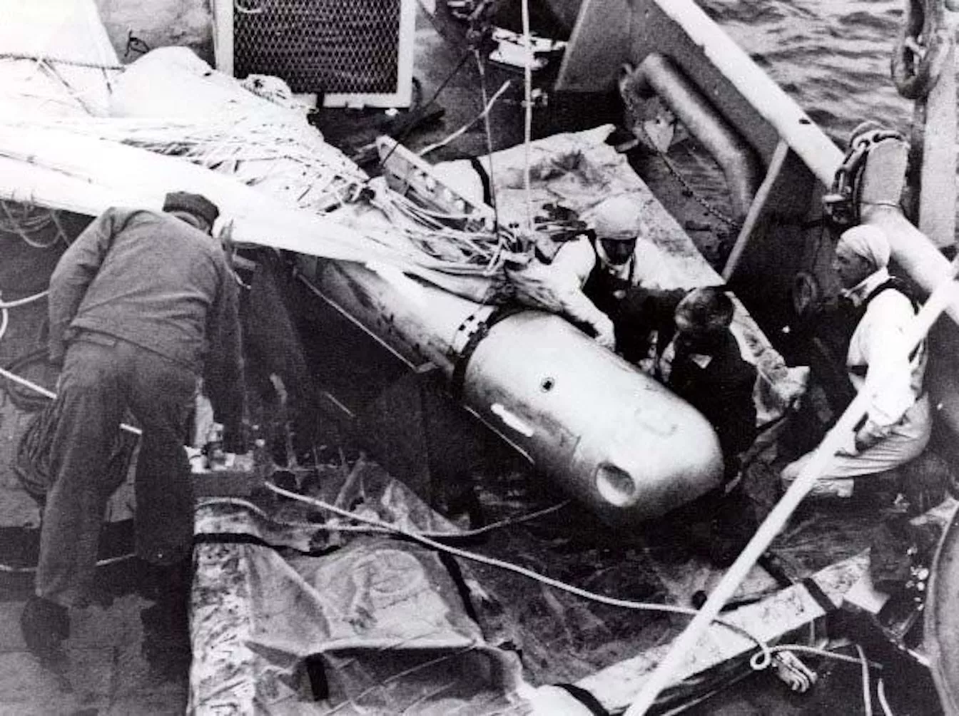 Una de les bombes nuclears de l'accident de Palomares a un vaixell de l'Armada dels Estats Units l'any 1966