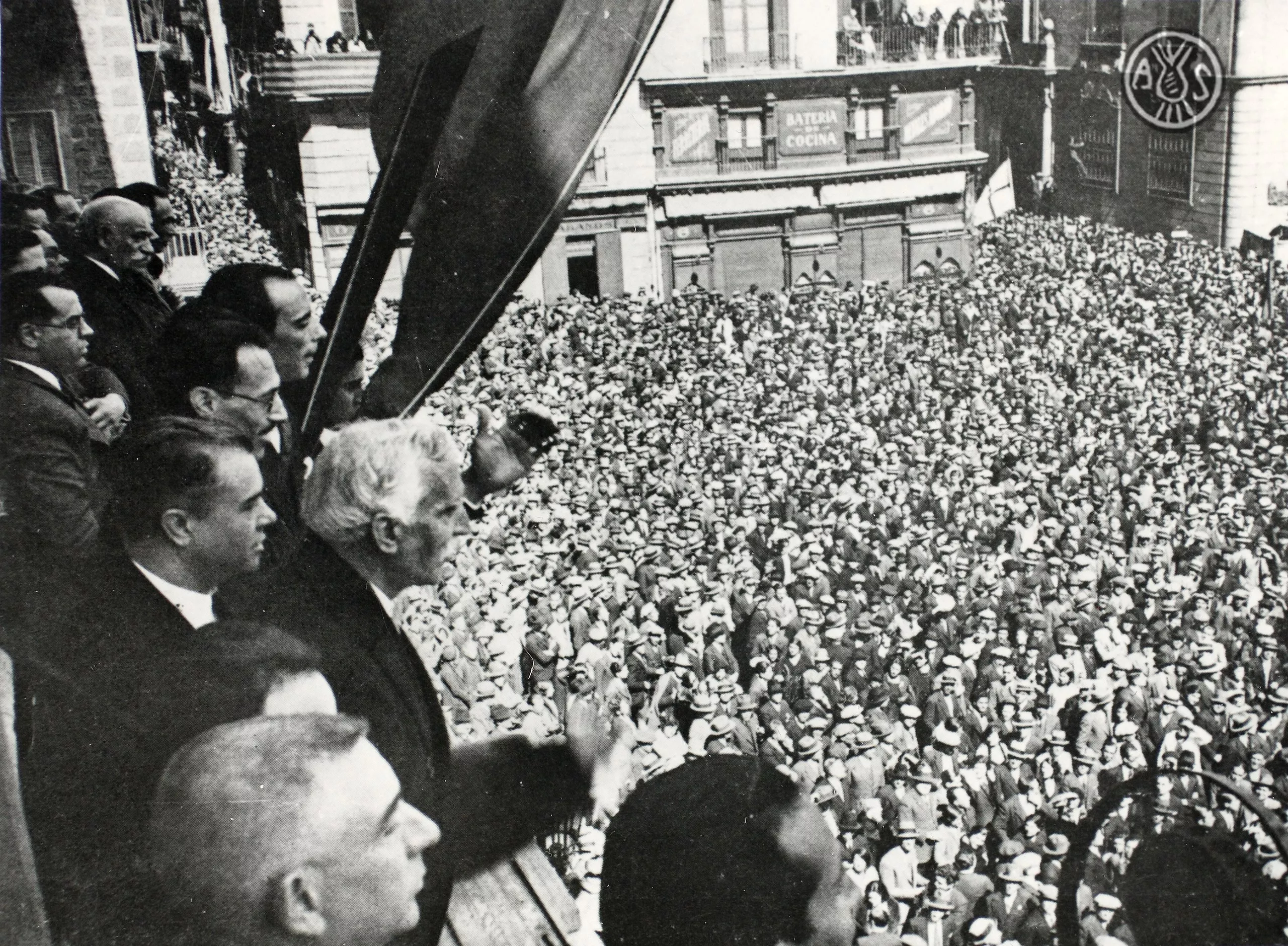 Francesc Macià proclama la Segona República al balcó del Palau de la Generalitat