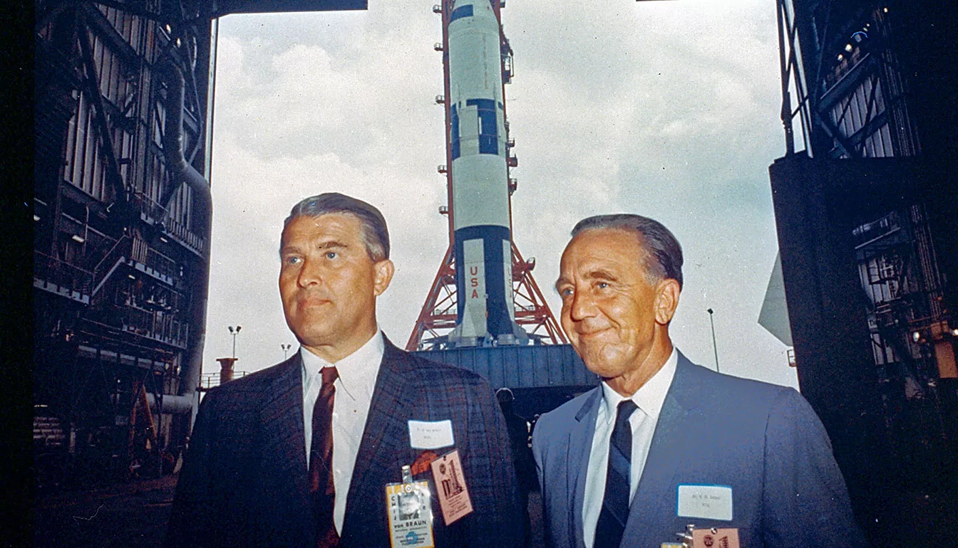 Wernher von Braun i Kurt Debus, dos dels 'paperclip' més cèlebres fent proves al coet Saturn, que va permetre l'arribada de l'home a la Lluna