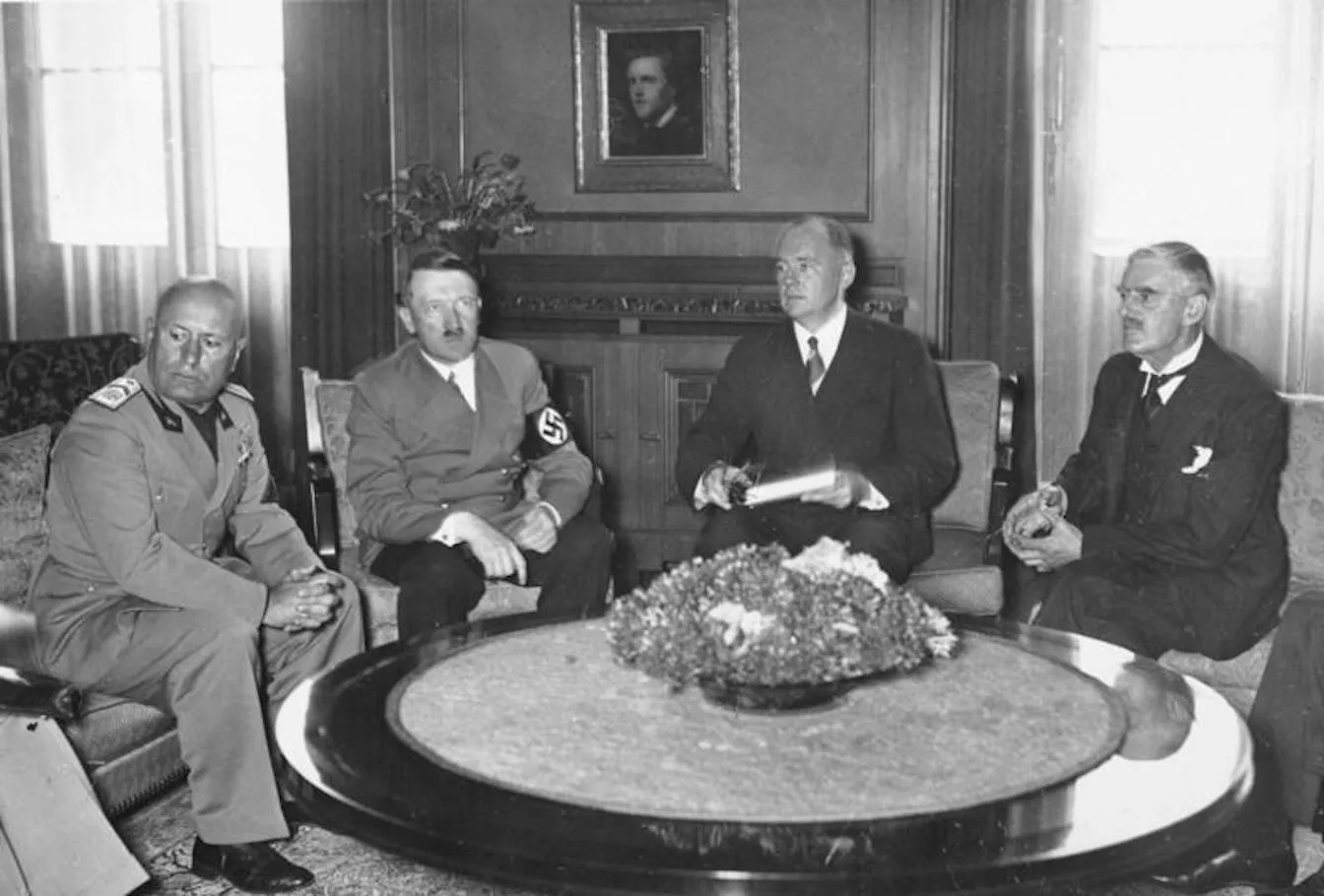 D'esquerre a dreta: Benito Mussolini, Adolf Hitler, el traductor oficial del canceller alemany Paul-Otto Schmidt, i Arthur Neville Chamberlain