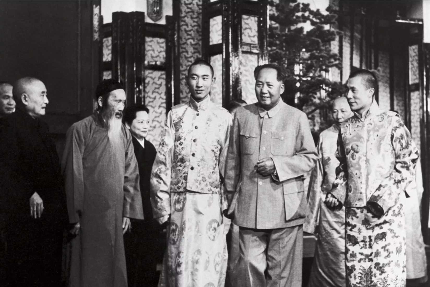 En l’encontre del 1954, el dalai-lama tenia 19 anys i s’estrenava en relacions internacionals. Mao, de 60, es trobava en el moment àlgid del seu poder