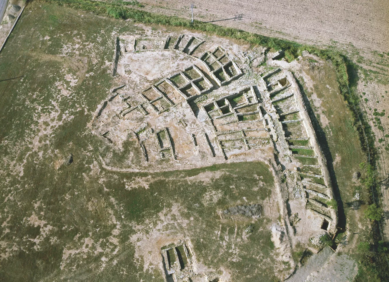 Tot i els quaranta anys de treballs en el jaciment del Molí d’Espígol, només està excavat un terç de la ciutat