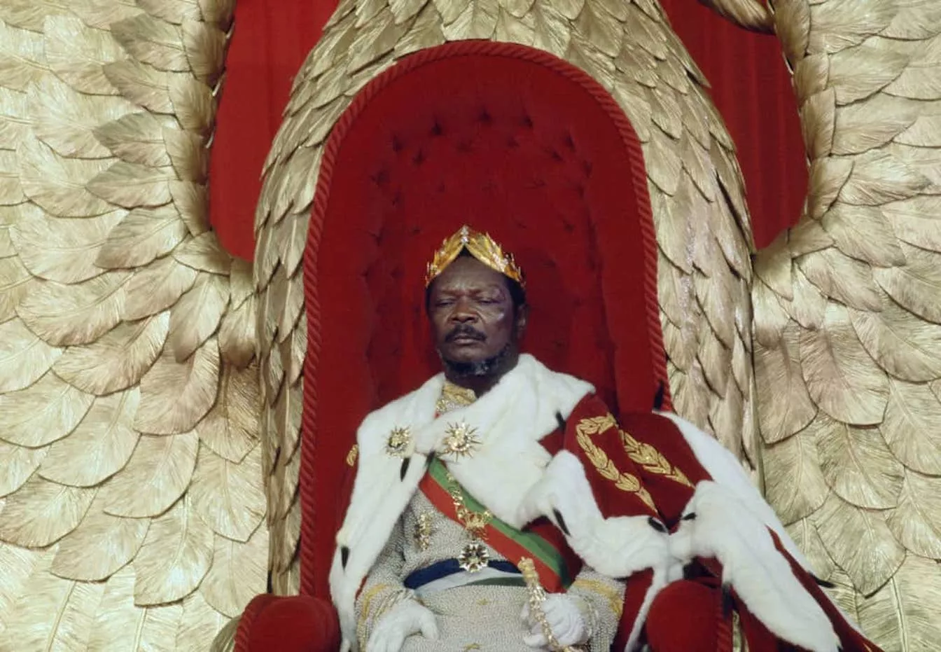 El 1977 Bokassa s’autoproclamà emperador en una cerimònia que va despertar crítiques a tot el món i que va afeblir la seva figura i la de França