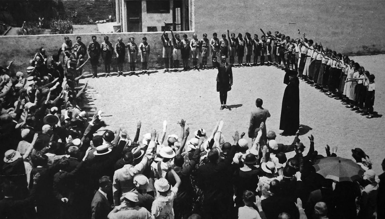 En aquesta imatge sense datar, nens i nenes de les JH (Joventuts Hitlerianes), residents a Barcelona, saluden amb el braç alçat
