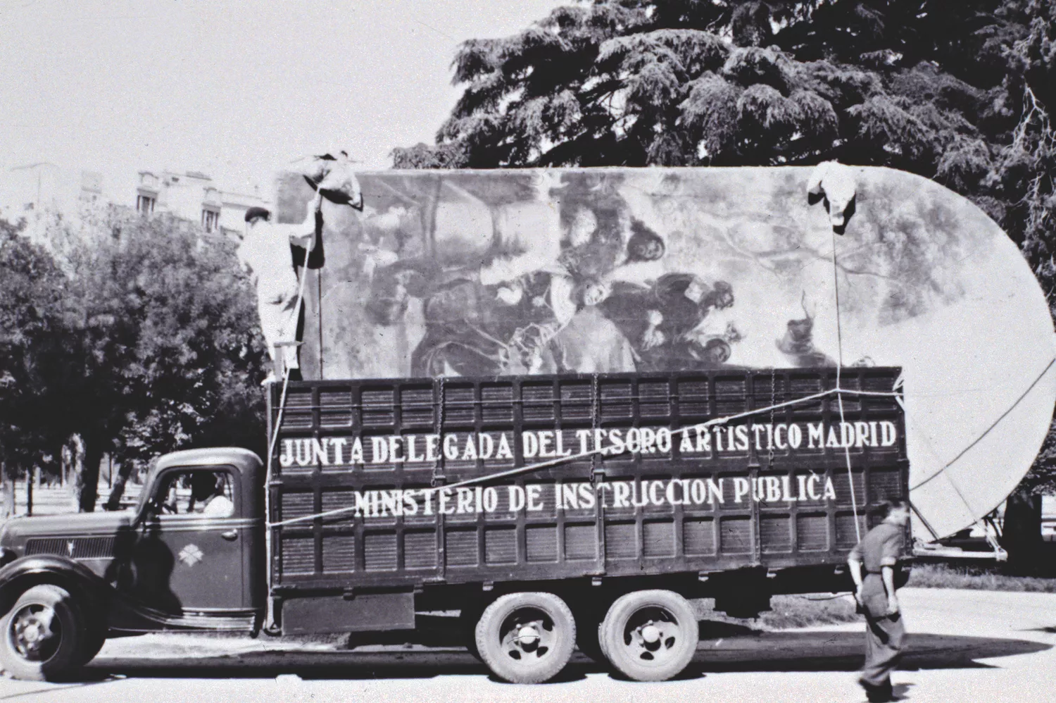A causa dels bombardejos franquistes sobre Madrid, un camió del govern s’emporta del Museo del Prado la pintura 'San Bernardino' de Goya