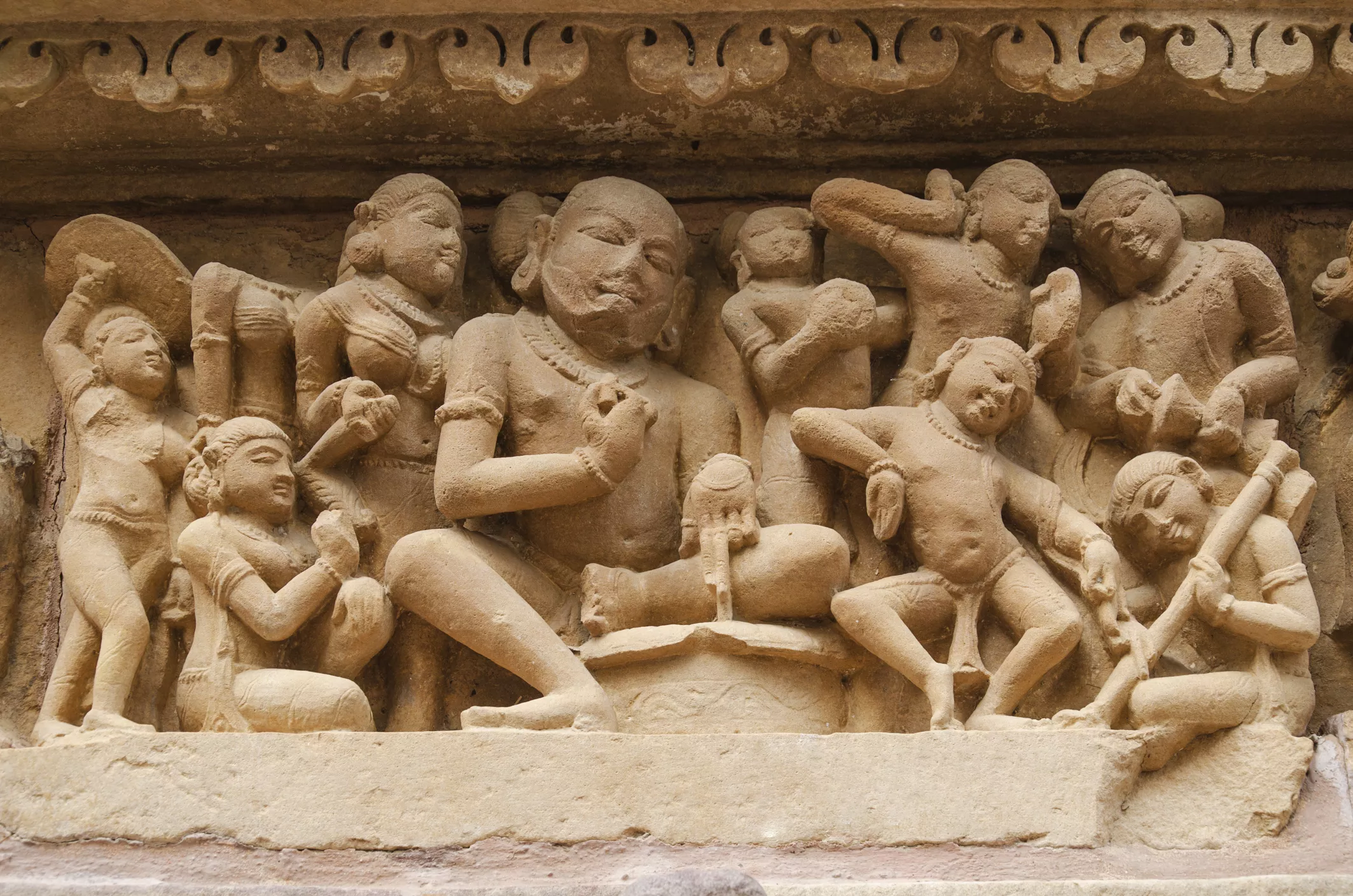 Els éssers celestials comparteixen espai amb les parelles que fan l’amor a les parets del temple de Kandariya Mahadev, que té més de nou-centes estàtues